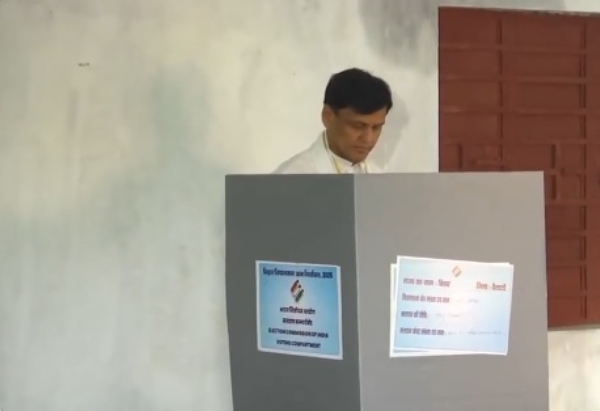 ভোট দিয়ে গণতন্ত্রের মহাপর্বে অংশ নিলেন নিত্যানন্দ রাই ভোট দিয়ে গণতন্ত্রের মহাপর্বে অংশ নিলেন নিত্যানন্দ রাই