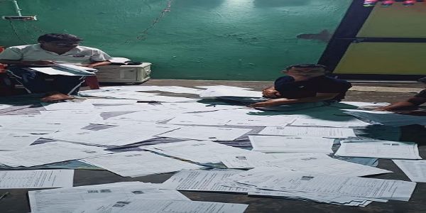 তৃণমূল নেতাদের হাতে দেদার এনুমারেশন ফর্ম, বিক্ষোভ বিজেপির