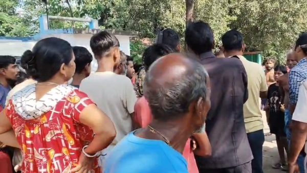 অভিযোগ জুতোর মালা পড়ানোর অভিযোগ জুতোর মালা পড়ানোর