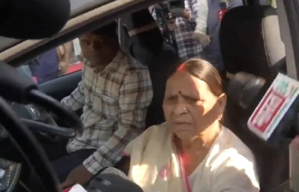 দুই ছেলেকেই শুভেচ্ছা রাবড়ী দেবী-র দুই ছেলেকেই শুভেচ্ছা রাবড়ী দেবী-র