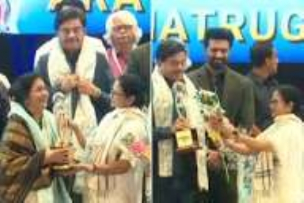 বঙ্গবিভূষণে ভূষিত আরতি মুখোপাধ্যায়, শত্রুঘ্ন সিনহা বঙ্গবিভূষণে ভূষিত আরতি মুখোপাধ্যায়, শত্রুঘ্ন সিনহা