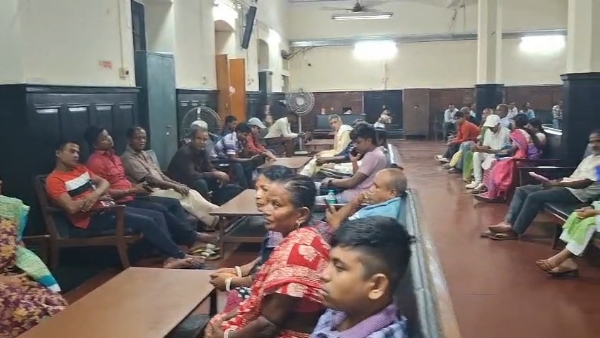 কলকাতা পুরসভায় টাকা বিলি কলকাতা পুরসভায় টাকা বিলি