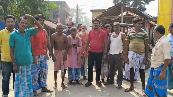 গ্রামবাসীদের বিক্ষোভ গ্রামবাসীদের বিক্ষোভ