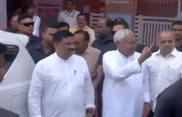 ভোট দিয়ে গণতন্ত্রের উৎসবে শামিল মুখ্যমন্ত্রী নীতীশ কুমার ভোট দিয়ে গণতন্ত্রের উৎসবে শামিল মুখ্যমন্ত্রী নীতীশ কুমার