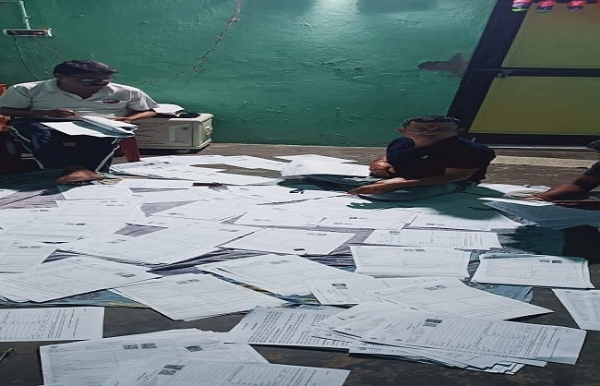 তৃণমূল নেতাদের হাতে দেদার এনুমারেশন ফর্ম! প্রতিবাদে কাঁকসায় বিডিও অফিসে বিক্ষোভ বিজেপির