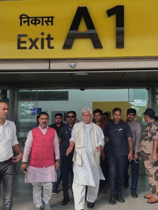 কাশীতে পৌঁছেছে জম্মু ও কাশ্মীরের লেফটেন্যান্ট গভর্নর কাশীতে পৌঁছেছে জম্মু ও কাশ্মীরের লেফটেন্যান্ট গভর্নর