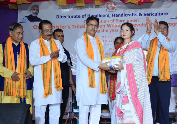 সুতা বিতরণ করলেন মুখ্যমন্ত্রী সুতা বিতরণ করলেন মুখ্যমন্ত্রী