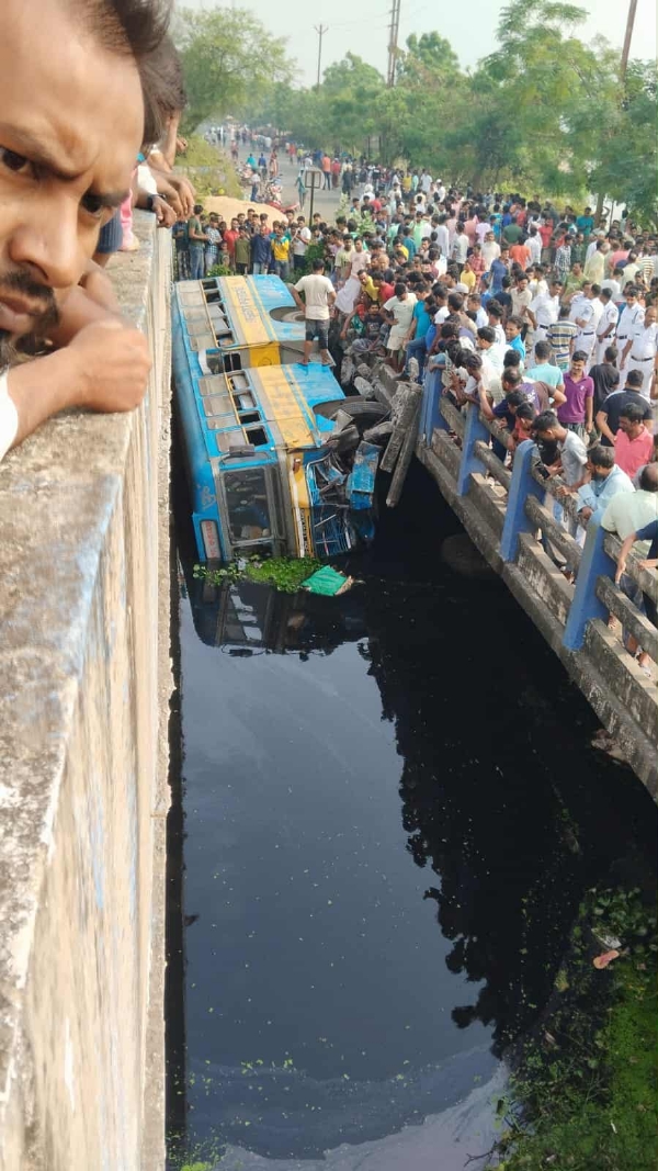 বাস দুর্ঘটনা বাস দুর্ঘটনা