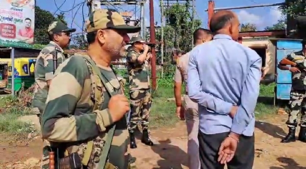 বিশালগড়ে বিএসএফের উপর হামলা বিশালগড়ে বিএসএফের উপর হামলা