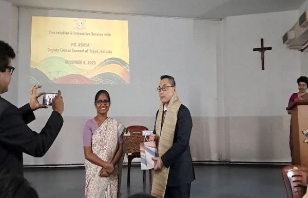 লরেটো কলেজে পড়ুয়াদের কাছে ‘মনোজুকুরি’-র দর্শন উপস্থাপন জাপানের ডেপুটি কনসাল জেনারেলের লরেটো কলেজে পড়ুয়াদের কাছে ‘মনোজুকুরি’-র দর্শন উপস্থাপন জাপানের ডেপুটি কনসাল জেনারেলের