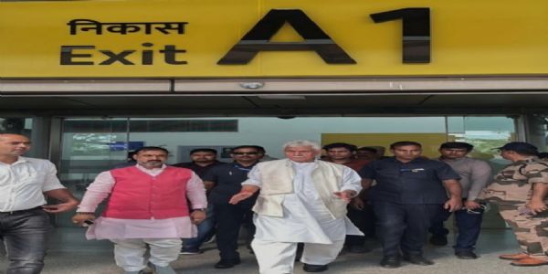 কাশীতে পৌঁছলেন জম্মু ও কাশ্মীরের উপরাজ্যপাল, রয়েছে একাধিক কর্মসূচি