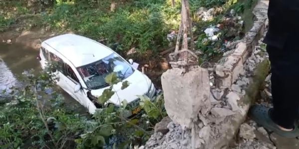 তীব্র গতির গাড়ি ব্রিজে ধাক্কা মেরে নর্দমায়, অল্পের জন্য রক্ষা