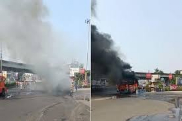 দমদম বিমানবন্দরে আগুনে পুড়ে ছাই বাস দমদম বিমানবন্দরে আগুনে পুড়ে ছাই বাস