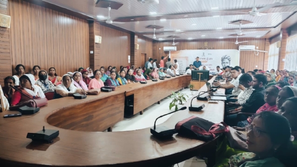 লাইভ স্ট্রিমিঙে প্রধানমন্ত্রীর ভাষণ শুনছেন সাংসদ সহ উপস্থিত নাগরিকগণ