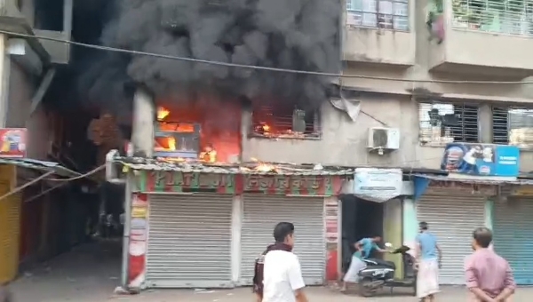 কাপড়ের গুডামে আগুন কাপড়ের গুডামে আগুন