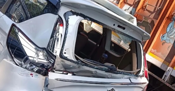 জলপাইগুড়িতে দুর্ঘটনার কবলে তৃণমূল নেতার গাড়ি, অল্পের জন্য রক্ষা জলপাইগুড়িতে দুর্ঘটনার কবলে তৃণমূল নেতার গাড়ি, অল্পের জন্য রক্ষা