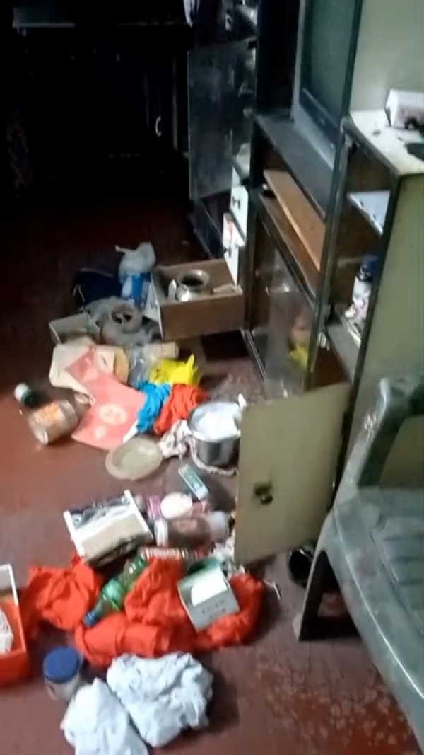 বাড়িতে লুটপাট বাড়িতে লুটপাট