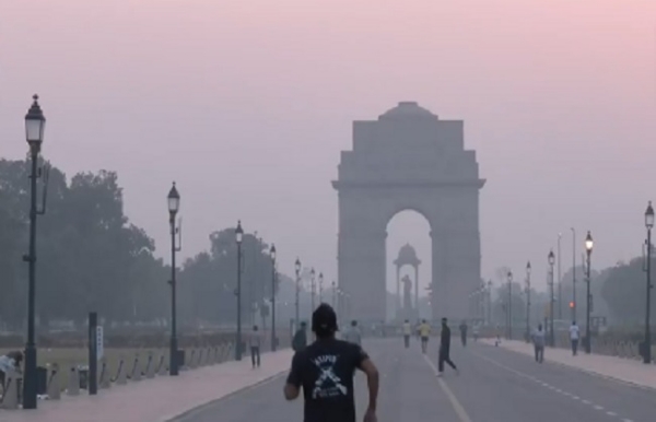 দিল্লি বায়ুদূষণের কবলেই, ধোঁয়াশায় আচ্ছন্ন জাতীয় রাজধানী দিল্লি বায়ুদূষণের কবলেই, ধোঁয়াশায় আচ্ছন্ন জাতীয় রাজধানী