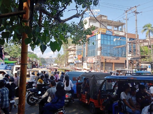 ভারতীয় বায়ু সেনার এয়ার শো, গুয়াহাটিতে ব্যাপক জ্যাম ভারতীয় বায়ু সেনার এয়ার শো, গুয়াহাটিতে ব্যাপক জ্যাম