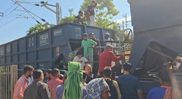 লাইনচ্যুত পণ্যবাহী ট্রেন লাইনচ্যুত পণ্যবাহী ট্রেন