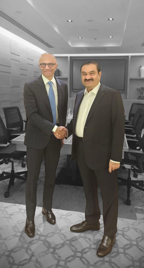 গৌতম আদানির সঙ্গে সাক্ষাৎ সত্য নাদেলার গৌতম আদানির সঙ্গে সাক্ষাৎ সত্য নাদেলার