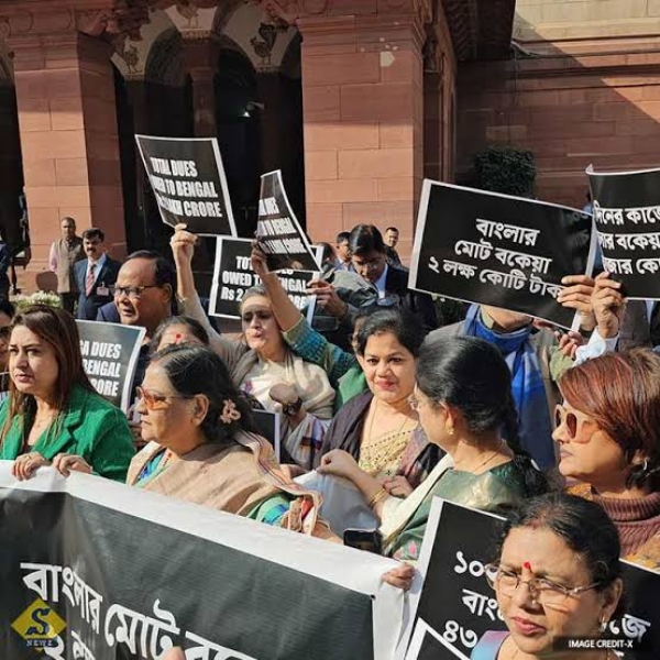 বাংলার বঞ্চনা নিয়ে সংসদে ধর্নায় তৃণমূল সাংসদেরা