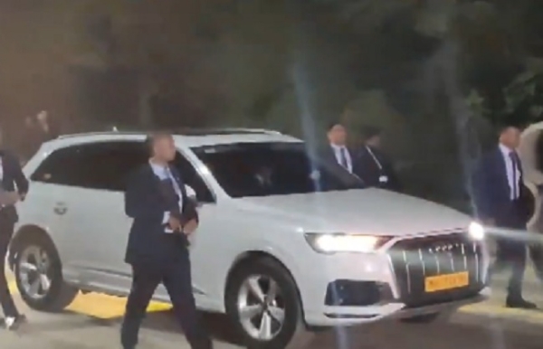 প্রতীক্ষার অবসান; কলকাতায় পা রাখলেন লিয়োনেল মেসি, উচ্ছ্বসিত তাঁর ভক্তেরা প্রতীক্ষার অবসান; কলকাতায় পা রাখলেন লিয়োনেল মেসি, উচ্ছ্বসিত তাঁর ভক্তেরা