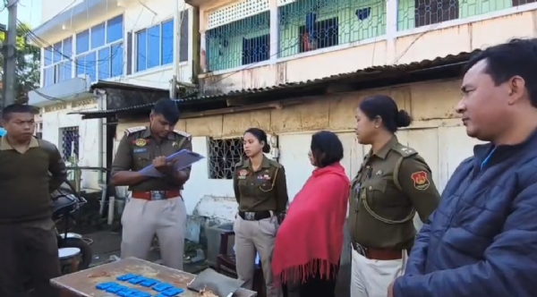 মহিলা গ্রেফতার মহিলা গ্রেফতার