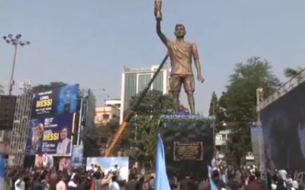 ভার্চুয়ালি নিজের ৭০ ফুট মূর্তি উন্মোচন করলেন মেসি, উন্মাদনা ফুটবল প্রেমীদের মধ্যে ভার্চুয়ালি নিজের ৭০ ফুট মূর্তি উন্মোচন করলেন মেসি, উন্মাদনা ফুটবল প্রেমীদের মধ্যে
