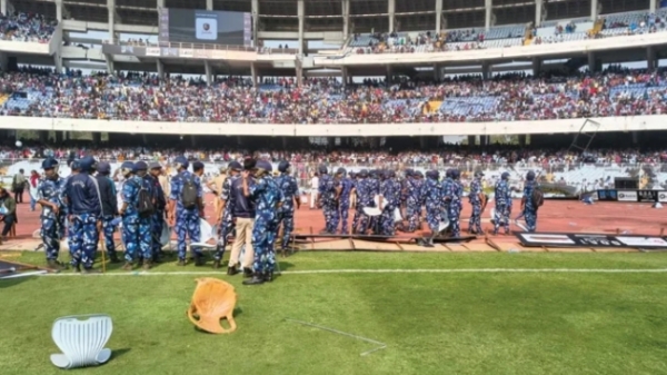 ভাঙলো বাকেট চেয়ার, পড়ল বোতল! মেসি মাঠ ছাড়তেই উত্তপ্ত যুবভারতী ভাঙলো বাকেট চেয়ার, পড়ল বোতল! মেসি মাঠ ছাড়তেই উত্তপ্ত যুবভারতী