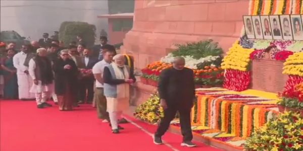 সংসদ হামলার স্মৃতি এখনও অক্ষয়, শহীদদের প্রতি শ্রদ্ধার্ঘ্য উপরাষ্ট্রপতি ও প্রধানমন্ত্রীর