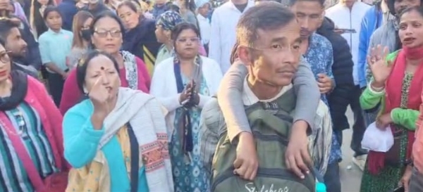 শিশুকে দিয়ে ভিক্ষাবৃত্তি, মহিলা শক্তি মণ্ডল-এর হাতে আটক ব্যক্তি শিশুকে দিয়ে ভিক্ষাবৃত্তি, মহিলা শক্তি মণ্ডল-এর হাতে আটক ব্যক্তি