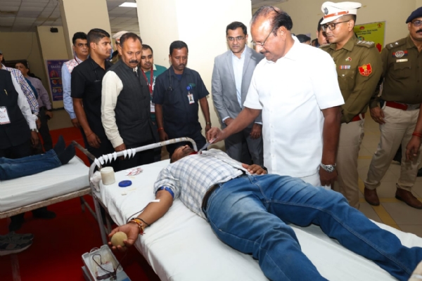 রক্তদান শিবিরে রাজ্যপাল রক্তদান শিবিরে রাজ্যপাল