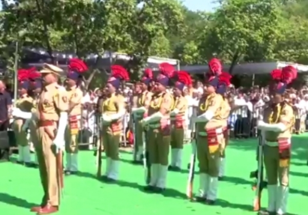শিবরাজকে চোখের জলে বিদায়, শ্রদ্ধা নিবেদন বিড়লা ও মল্লিকার্জুনের শিবরাজকে চোখের জলে বিদায়, শ্রদ্ধা নিবেদন বিড়লা ও মল্লিকার্জুনের
