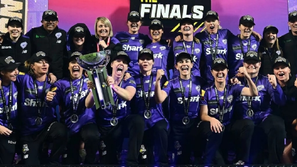 প্রথমবার বিগ ব্যাশ চ্যাম্পিয়ন হারিকেন্স প্রথমবার বিগ ব্যাশ চ্যাম্পিয়ন হারিকেন্স