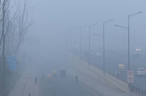 মারাত্মক বায়ুদূষণ দিল্লিতে, একিউআই ৫০০ ছুঁইছুঁই মারাত্মক বায়ুদূষণ দিল্লিতে, একিউআই ৫০০ ছুঁইছুঁই