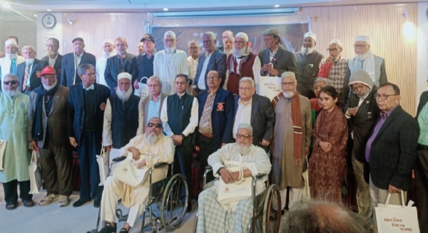 অনুষ্ঠানে বিশিষ্ট ব্যক্তিবর্গ অনুষ্ঠানে বিশিষ্ট ব্যক্তিবর্গ