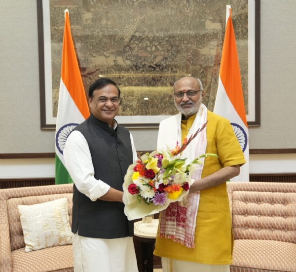 পুষ্পস্তবক, অসমিয়া গামোছা এবং শরাই দিয়ে উপ-রাষ্ট্রপতি সিপি রাধাকৃষ্ণণকে অভিনন্দন জানাচ্ছেন মুখ্যমন্ত্রী হিমন্তবিশ্ব শর্মা পুষ্পস্তবক, অসমিয়া গামোছা এবং শরাই দিয়ে উপ-রাষ্ট্রপতি সিপি রাধাকৃষ্ণণকে অভিনন্দন জানাচ্ছেন মুখ্যমন্ত্রী হিমন্তবিশ্ব শর্মা