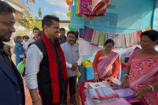 স্টল পরিদর্শন জেলা কমিশনার অভিষেক জৈনের স্টল পরিদর্শন জেলা কমিশনার অভিষেক জৈনের