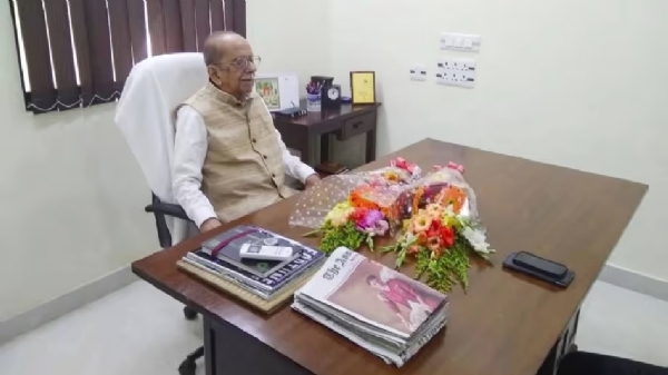 আসাম ট্রিবিউন দফতরে প্রফুল্ল গোবিন্দ বরুয়া (ফাইল ফটো) আসাম ট্রিবিউন দফতরে প্রফুল্ল গোবিন্দ বরুয়া (ফাইল ফটো)