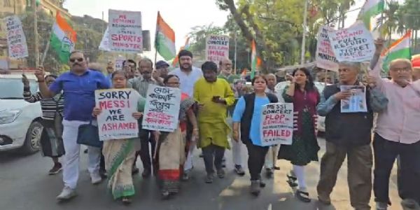 মেসি কনসার্টে বিশৃঙ্খলার প্রতিবাদে হাজরা মোড়ে কংগ্রেসের বিক্ষোভ, ক্রীড়ামন্ত্রীর পদত্যাগের দাবি