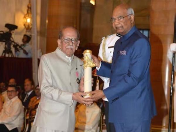 ২০১৮ সালে তদানীন্তন রাষ্ট্রপতি রামনাথ কোবিন্দের হাত থেকে পদ্মশ্ৰী সম্মাননা গ্রহণ করছেন প্রফুল্ল গোবিন্দ বরুয়া ২০১৮ সালে তদানীন্তন রাষ্ট্রপতি রামনাথ কোবিন্দের হাত থেকে পদ্মশ্ৰী সম্মাননা গ্রহণ করছেন প্রফুল্ল গোবিন্দ বরুয়া