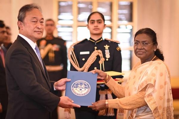 রাষ্ট্রপতির কাছে পরিচয়পত্র প্রদান করলেন তিন দেশের রাষ্ট্রদূত রাষ্ট্রপতির কাছে পরিচয়পত্র প্রদান করলেন তিন দেশের রাষ্ট্রদূত