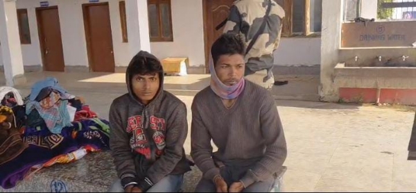 বাংলাদেশের দুই যুবক গ্রেফতার বাংলাদেশের দুই যুবক গ্রেফতার