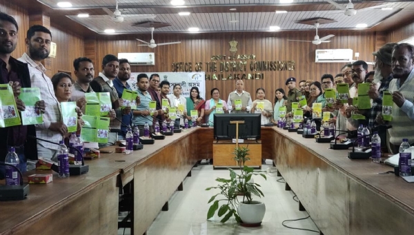 সুরক্ষিত শৈশব সোনালী অসম অভিযানের সূচনা অনুষ্ঠানে শিশু অধিকারের প্রচার-পত্র নিয়ে অংশগ্রহণকারীরা সুরক্ষিত শৈশব সোনালী অসম অভিযানের সূচনা অনুষ্ঠানে শিশু অধিকারের প্রচার-পত্র নিয়ে অংশগ্রহণকারীরা