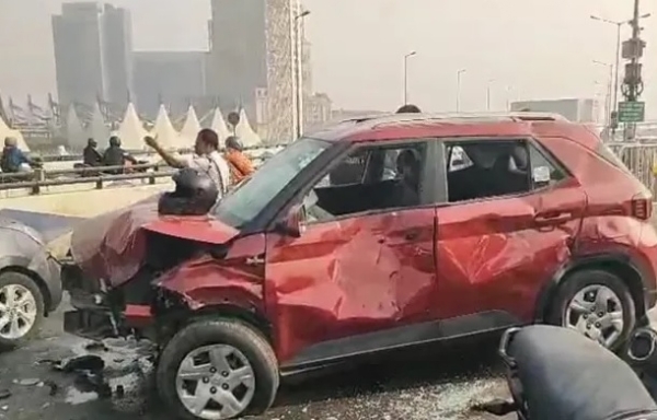 মা উড়ালপুলে দুর্ঘটনায় জখম ২, ভর্তি হাসপাতালে মা উড়ালপুলে দুর্ঘটনায় জখম ২, ভর্তি হাসপাতালে