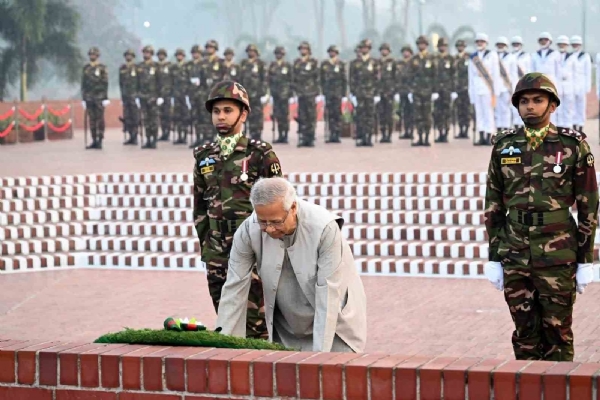 পুষ্পস্তবক অর্পণ করে শ্রদ্ধা জানাচ্ছেন প্রধান উপদেষ্টা পুষ্পস্তবক অর্পণ করে শ্রদ্ধা জানাচ্ছেন প্রধান উপদেষ্টা