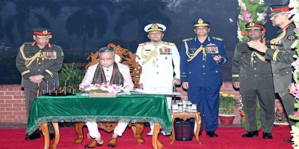 ‘মহান বিজয় দিবস’-এ ঢাকায় জাতীয় স্মৃতিসৌধে রাষ্ট্রপতি ও প্রধান উপদেষ্টার শ্রদ্ধাঞ্জলি