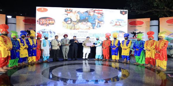 আগরতলায় এলবার্ট এক্কা পার্কে শ্রদ্ধা ও গৌরবের সঙ্গে পালিত বিজয় দিবস