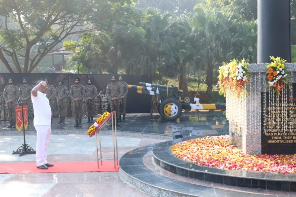 শহিদদের শ্রদ্ধা জানালেন রাজ্যপাল শহিদদের শ্রদ্ধা জানালেন রাজ্যপাল